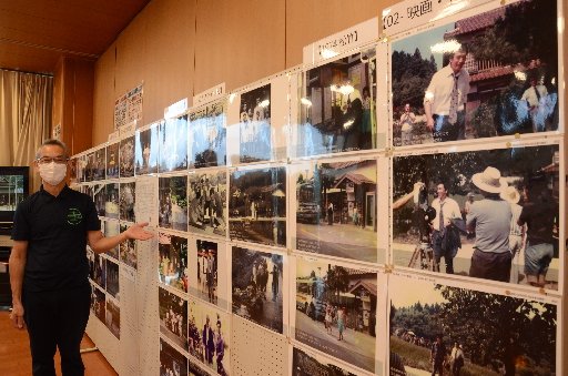 協定書を手にする３者＝雲南市木次町里方