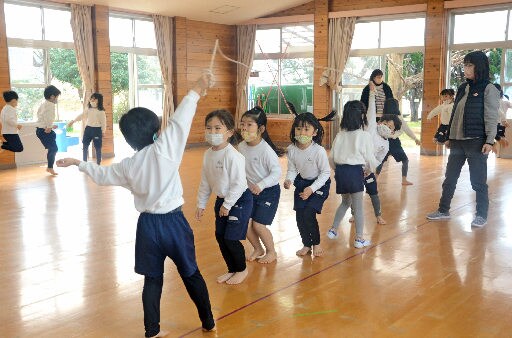 グループに分かれて大縄跳びをする子ども。島根大付属幼稚園では感染時に行動歴を把握しやすいグループ活動を増やした＝松江市大輪町