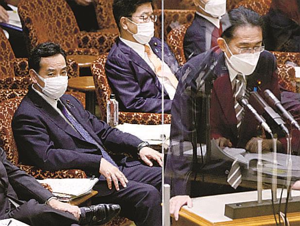 参院予算委で岸田首相（右）の答弁を聞く山際経済再生相＝２４日午後