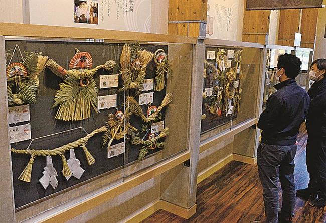 島根県内各地のしめ縄飾りに見入る来館者＝島根県飯南町花栗、町大しめなわ創作館