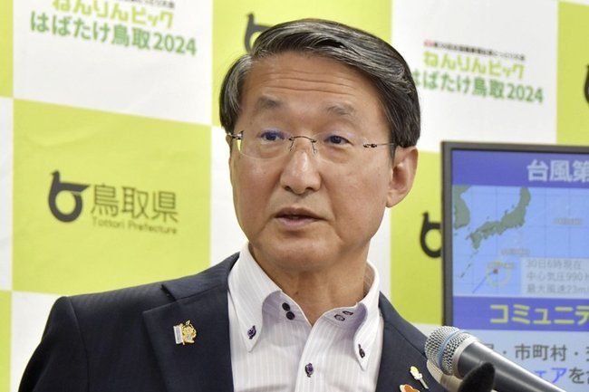 記者会見で「日本版ライドシェア」の実施を発表する鳥取県の平井伸治知事＝鳥取県庁