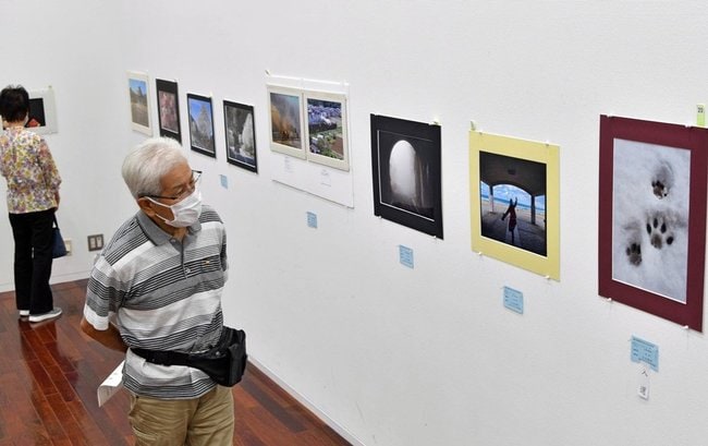 自然や人物を切り取った作品を鑑賞する来場者=益田市有明町、島根県芸術文化センター・グラントワ