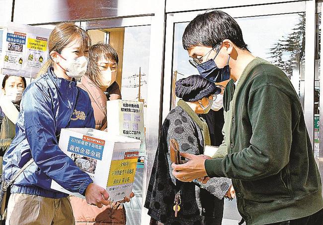 募金を呼びかける学生ら＝出雲市今市町、ラピタ本店