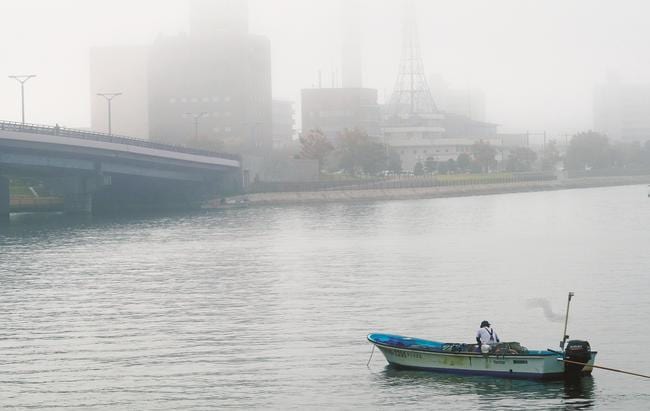 濃い霧に覆われた宍道湖＝松江市内、２９日午前８時０分