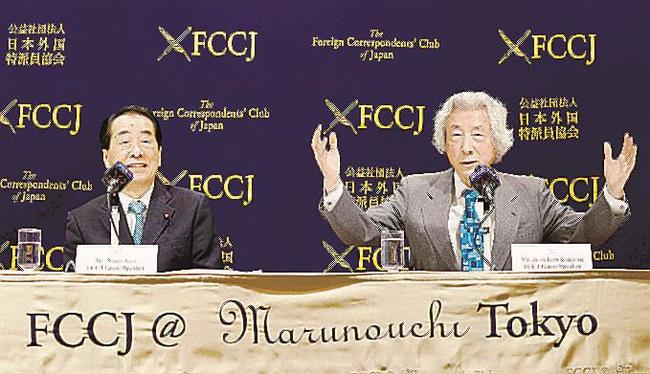 脱原発について、並んで記者会見する小泉（右）、菅両元首相＝１日午後、東京都千代田区の日本外国特派員協会