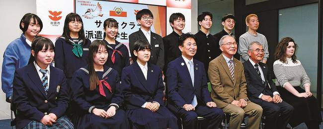 飯塚俊之市長（前列中央）を囲み記念撮影する親善訪問団のメンバー＝出雲市今市町、市役所