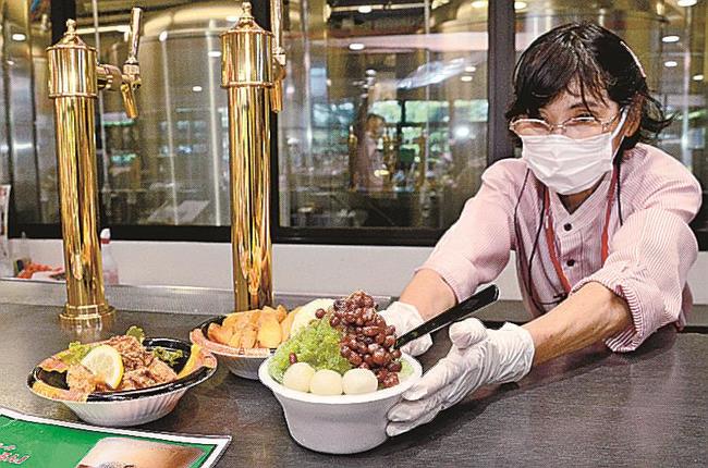 松江堀川地ビール館の立ち寄り特典となる出雲ぜんざい氷とおつまみセット＝松江市黒田町