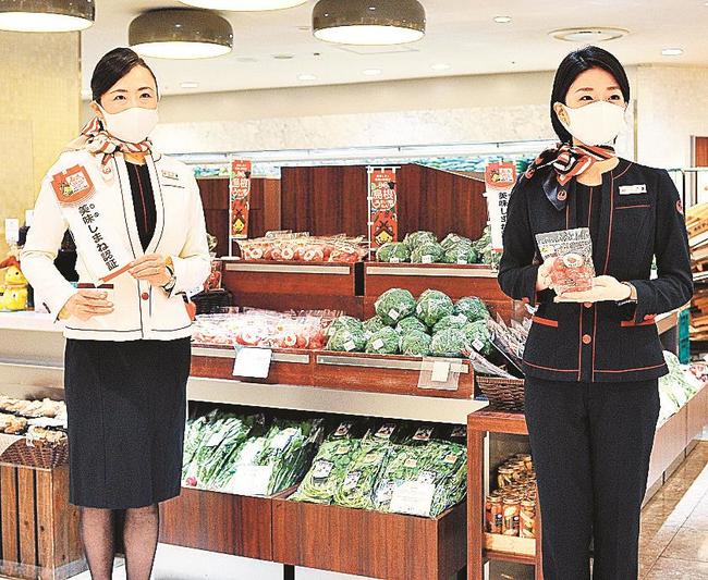 店頭で「美味しまね認証」の商品をＰＲする村松美穂さん（左）と田邊早那子さん＝東京・新宿、伊勢丹新宿本店