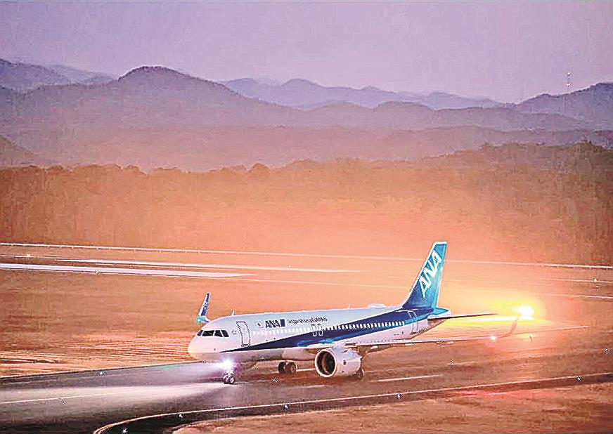 2年連続、ルーク・オザワさん撮影 石見空港写真 ANA暦に | 山陰  