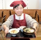 道の駅・大山恵みの里の食堂で提供される大山おこわと大山そばがセットになった日本遺産定食＝鳥取県大山町名和