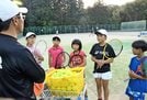 コーチの話を聞く河口菜々美さん（右から２人目）＝島根県吉賀町立戸、吉賀町スポーツ公園