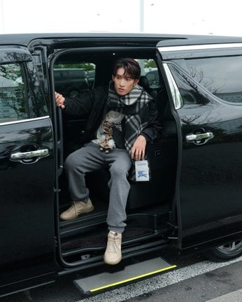 Snow Man向井康二がバーバリー 2026春夏コレクションを纏い羽田空港に登場（C） Courtesy of Burberry