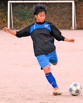 左足のキックに自信を深める高木咲希さん＝松江市西津田９丁目、開星中学校