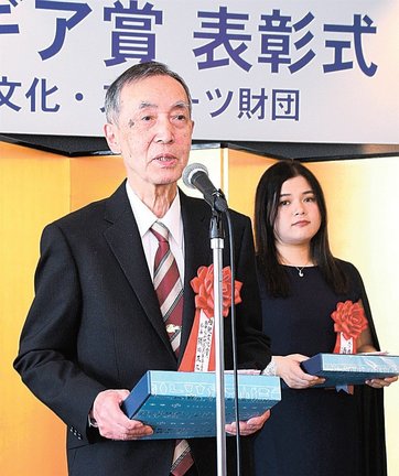 謝辞を述べる隅田正三会長（左）。右は酒田結さん＝広島市中区、ＡＮＡクラウンプラザホテル広島