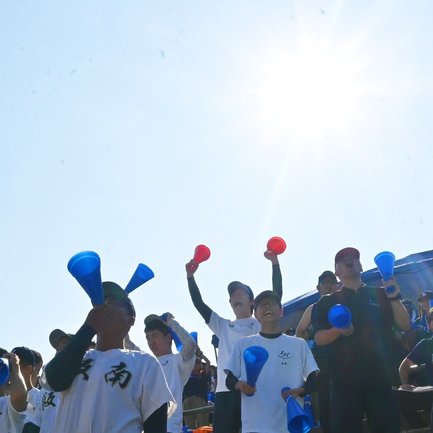 照り付ける日差しの下、全国高校野球選手権島根大会で声援を送る応援団＝松江市上乃木１０丁目、松江市営野球場（１６日午後４時３分）