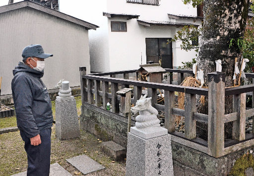 しめ縄の代わりに竜の石像を立てた荒神社＝松江市秋鹿町