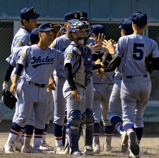 優勝を決めて喜ぶ大田二中ナイン＝大田市大田町、大田市民球場