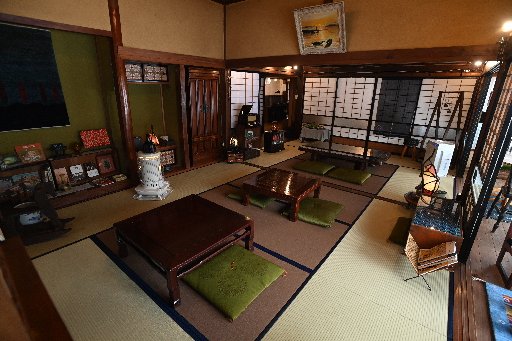 母屋の１階。アンティーク調の家具などがあり、心が安らぐ空間になっている