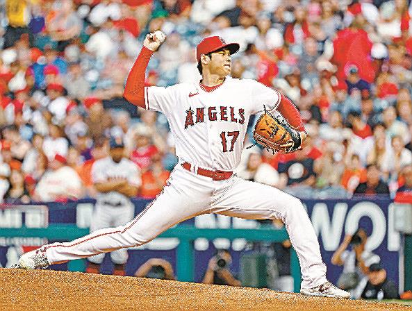 ８月９日、米大リーグのジャイアンツ戦に投打で先発して１０勝目を挙げたエンゼルス・大谷翔平。２年連続で「２桁勝利、２桁本塁打」を達成した＝アナハイム（共同）