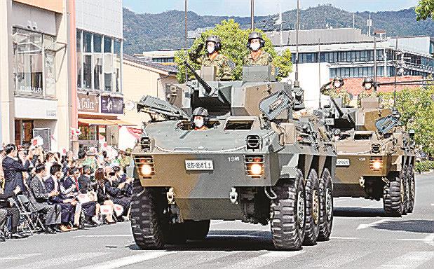市民が見守る中、パレードする自衛隊の車両＝出雲市今市町、くにびき中央通り