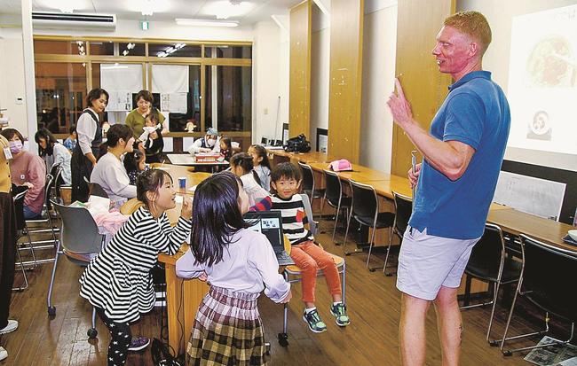 アンドレさん（右）からオランダの文化を学ぶ参加者