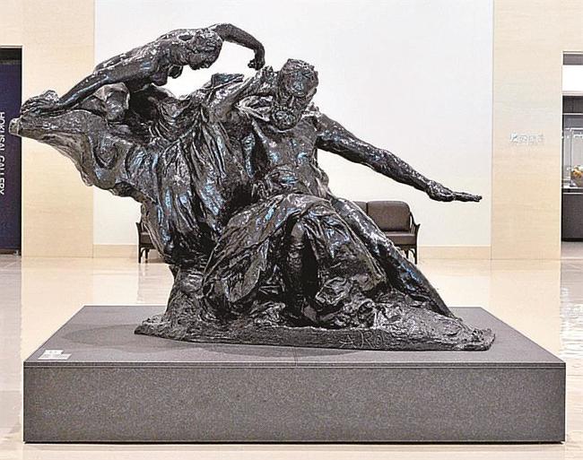 島根県立美術館２階ロビーに展示されているロダンの「ヴィクトル・ユゴーのモニュメント」＝松江市袖師町