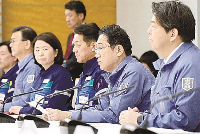 能登半島地震非常災害対策本部の会合で発言する岸田文雄首相（右から２人目）。自民党総裁として岸田派を解散する意向を表明した＝１９日午前、首相官邸