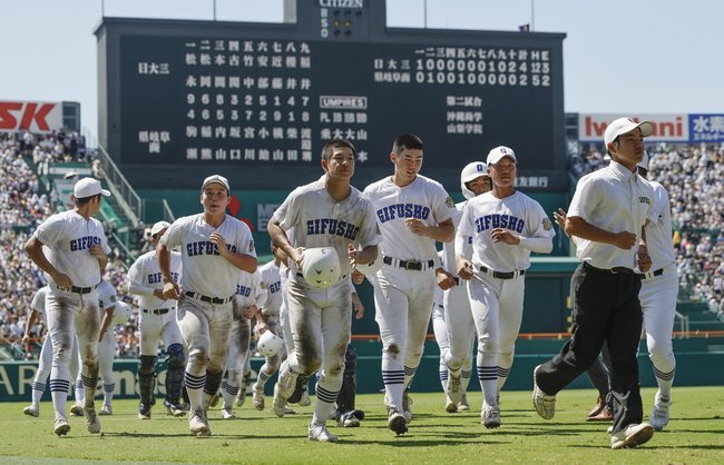 準決勝で延長タイブレークの末、日大三に敗れ、引き揚げる県岐阜商ナイン=21日、甲子園