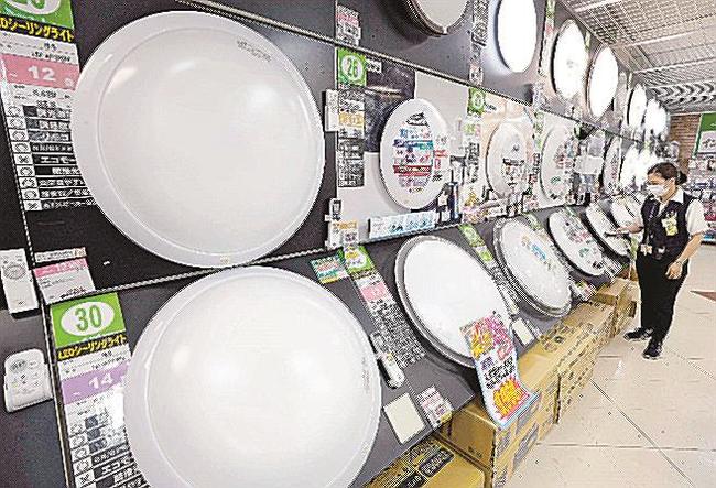 電気代の値上がりが続く中、節電のため多くの商品の照明が消された売り場＝２０２２年７月、福岡市