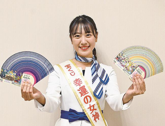 「年末ジャンボ宝くじ」「年末ジャンボミニ」をＰＲする新田真美さん＝松江市殿町、山陰中央新報社