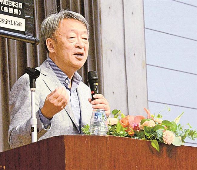 講演する池上彰さん＝松江市学園南１丁目、くにびきメッセ