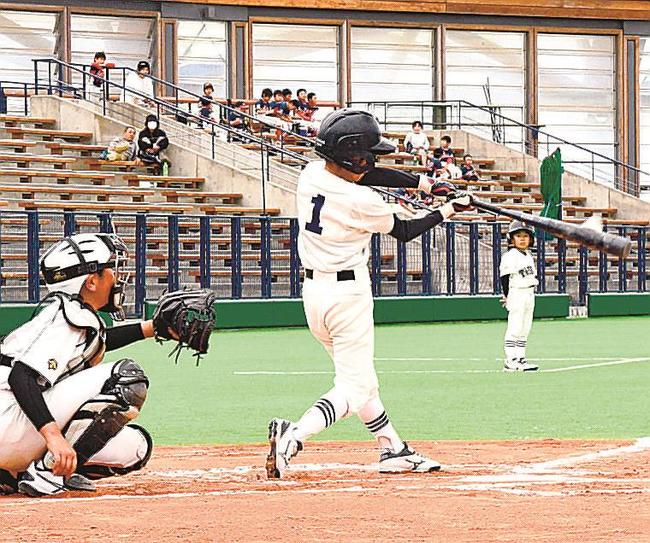 熱戦を繰り広げる選手たち＝出雲市矢野町、出雲ドーム