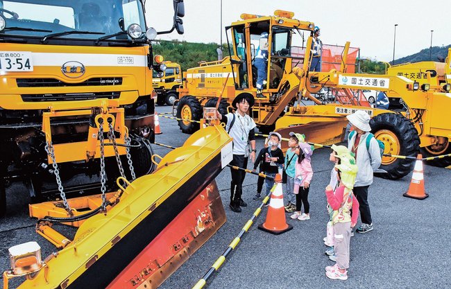 除雪トラックを見学する園児ら＝雲南市吉田町吉田、吉田除雪基地