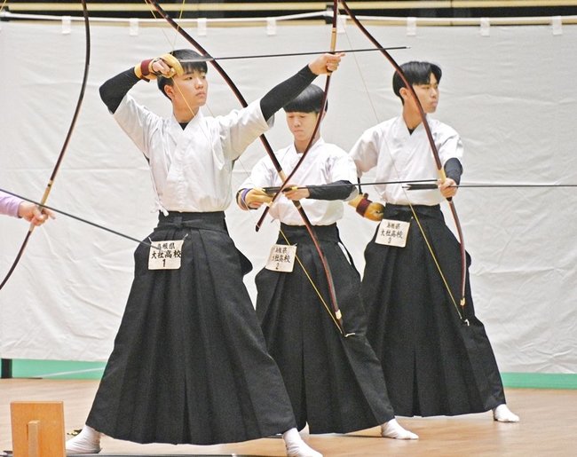 【男子団体決勝トーナメント２回戦・大社－宇部フロンティア大香川】狙いを定める（左から）横山心虹、馬庭昊輝、内藤羽琉＝三重県四日市市、市総合体育館