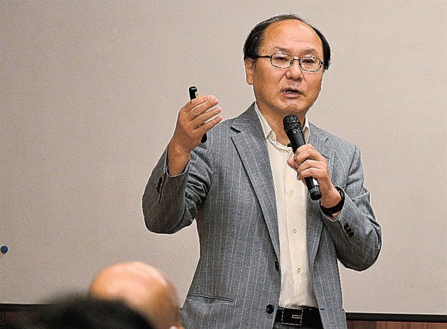 講演する孝田雅彦日野病院長＝鳥取県日野町黒坂、町公民館