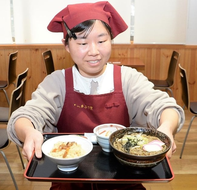 道の駅・大山恵みの里の食堂で提供される大山おこわと大山そばがセットになった日本遺産定食＝鳥取県大山町名和