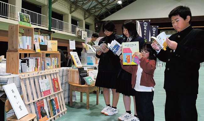 お気に入りの本を手に取って読む生徒ら=島根県飯南町頓原、頓原中学校