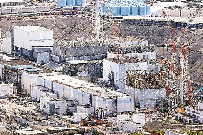 東京電力福島第１原発。右から１号機、２号機、３号機、４号機