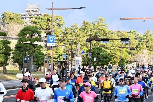 国宝松江城の周辺で力走するランナー（資料）