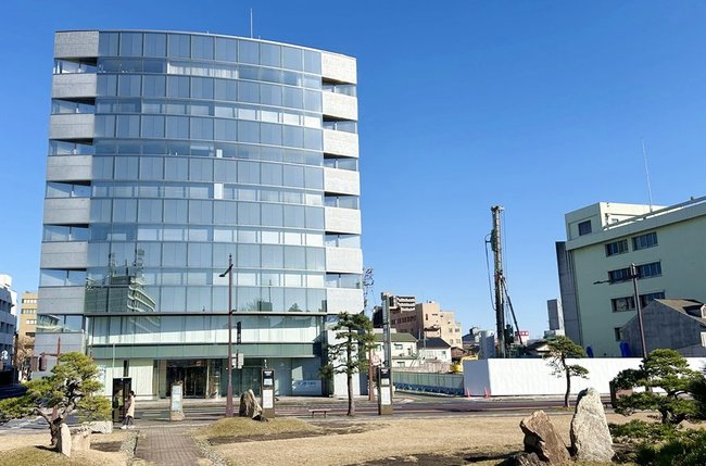 マンションの建設予定地（右）。隣接する松江センチュリービルは９階建て＝松江市殿町
