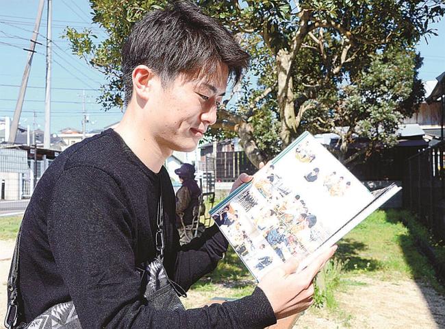 アルバムを届ける前に思い出を振り返る高井裕都さん＝松江市内