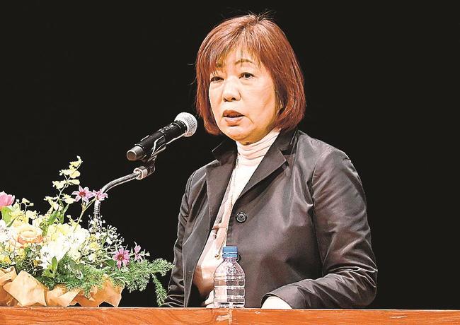 「女性クラブＹＵＩ」の第３回トークイベントで講演する林真理子さん＝松江市殿町、島根県民会館