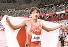 男子３０００㍍障害決勝　７位入賞となり日の丸を掲げる三浦龍司＝国立競技場
