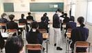 高校入学試験の開始を待つ受験生。絶好のコンディションで臨みたい（資料）