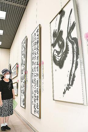 島根県知事賞受賞作品の「断」を見る来館者＝松江市袖師町、島根県立美術館