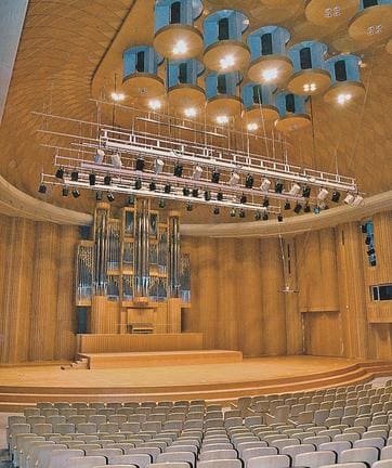 天井の耐震改修を行うプラバホールの大ホール＝松江市西津田６丁目