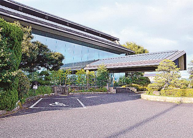 民間譲渡に向けて事業者の公募が始まる、うなばら荘＝鳥取県日吉津村今吉