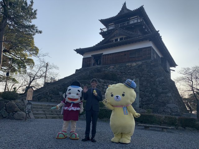 福井の丸岡城を訪れた大河ドラマ『豊臣兄弟!』柴田勝家役の山口馬木也(中央)。城丸くん(左)、坂井ほや丸(右)も登場