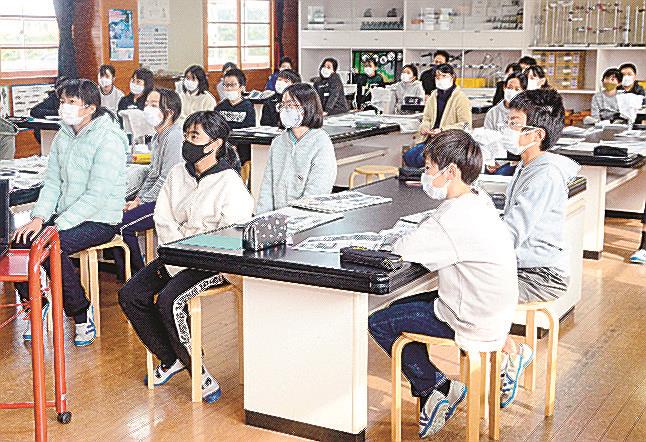 山陰中央新報社の講師の話を集中して聞く児童ら＝出雲市斐川町三分市、出東小学校