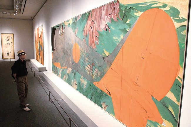 川端龍子の戦争画「香炉峰」を鑑賞する来館者＝松江市袖師町、島根県立美術館